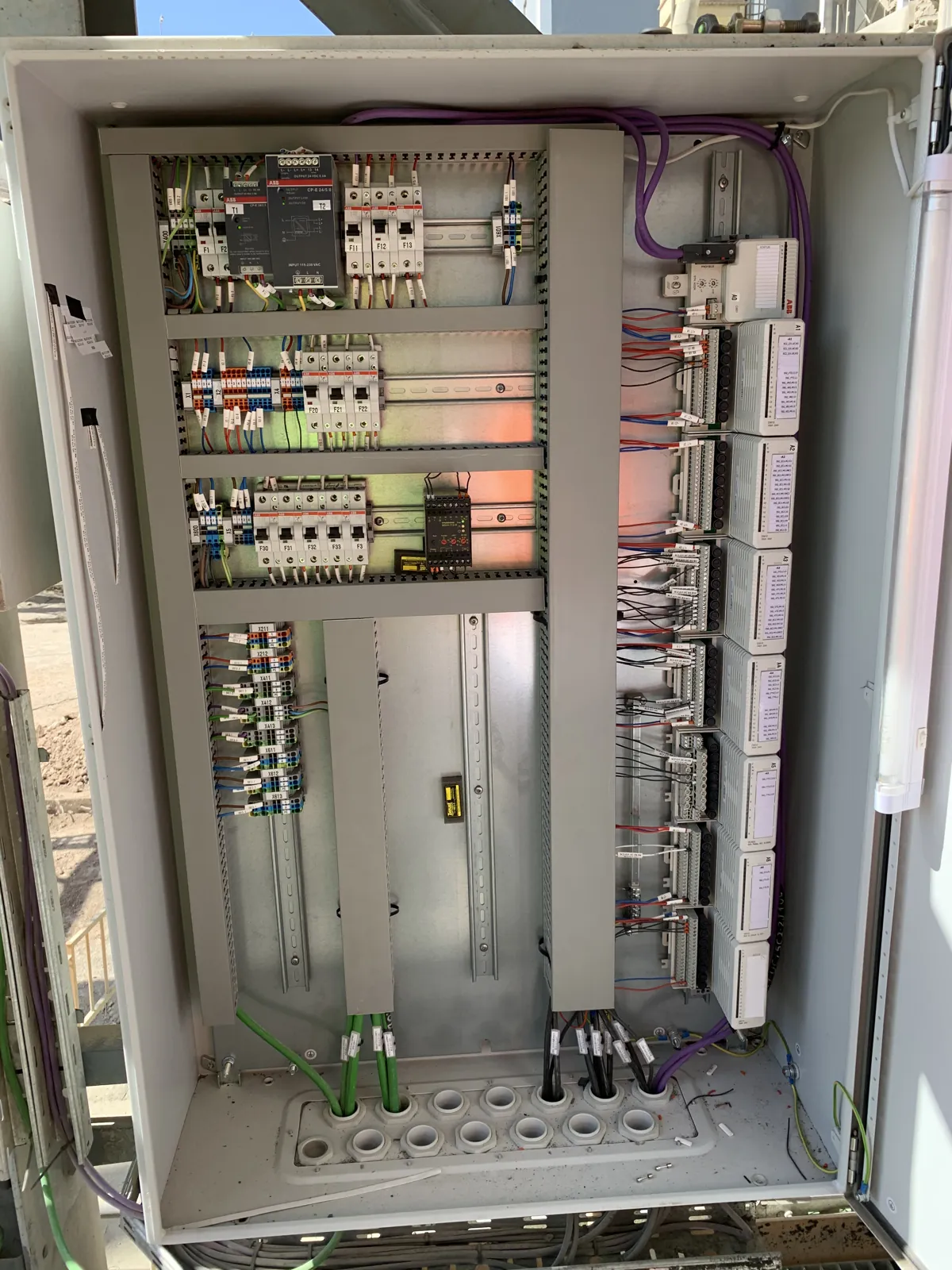 Tablero de control abierto con PLC y borneras
