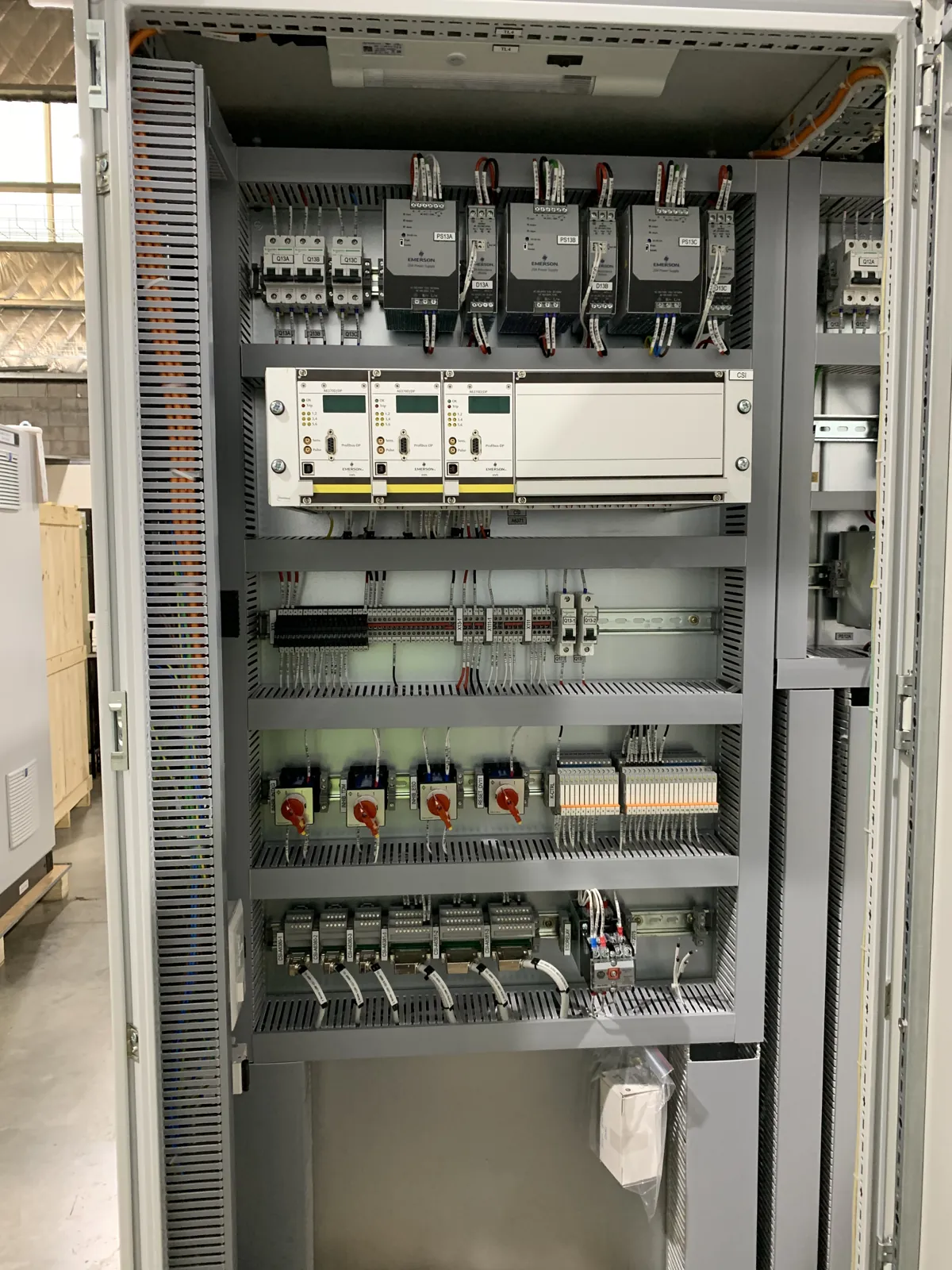 Interior de tablero de automatización con PLC y equipos de control