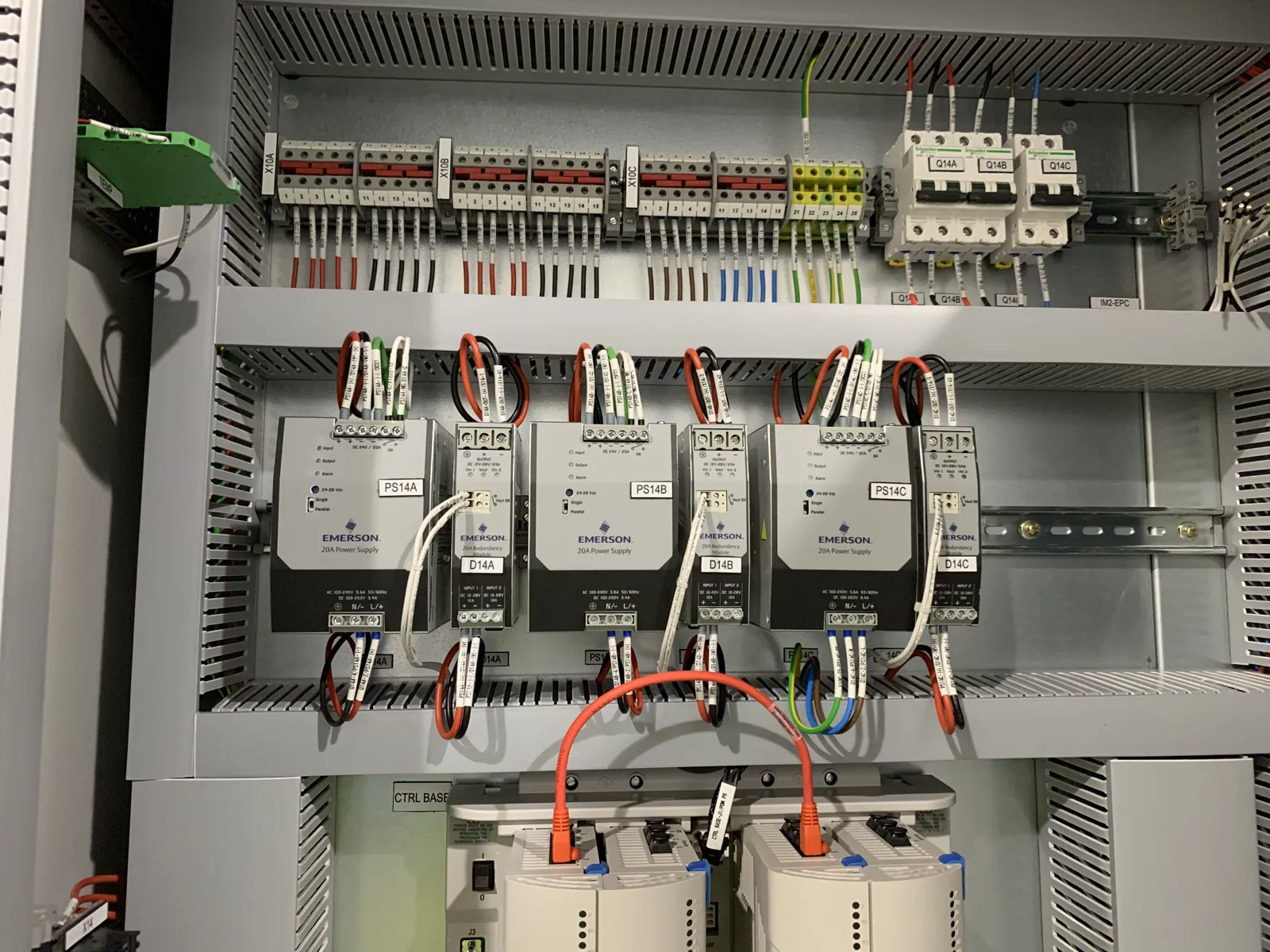 Detalle de cableado y equipos de control